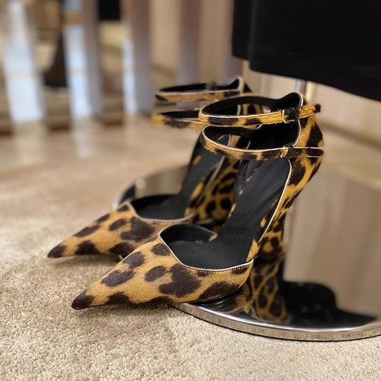 Damen Spitz zulaufende Lackpumps im Mary-Jane‑Stil mit doppeltem Knöchelriemen und sculpted Kittenabsatz Shop Nory