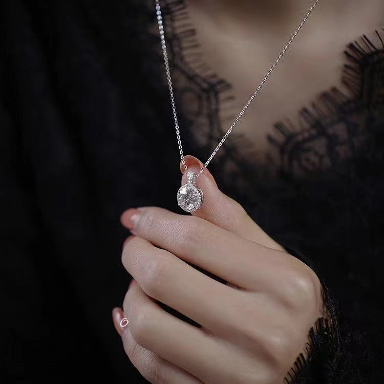 Damen Halskette mit funkelndem Zirkonia-Anhänger und feiner Gliederkette Shop Nory