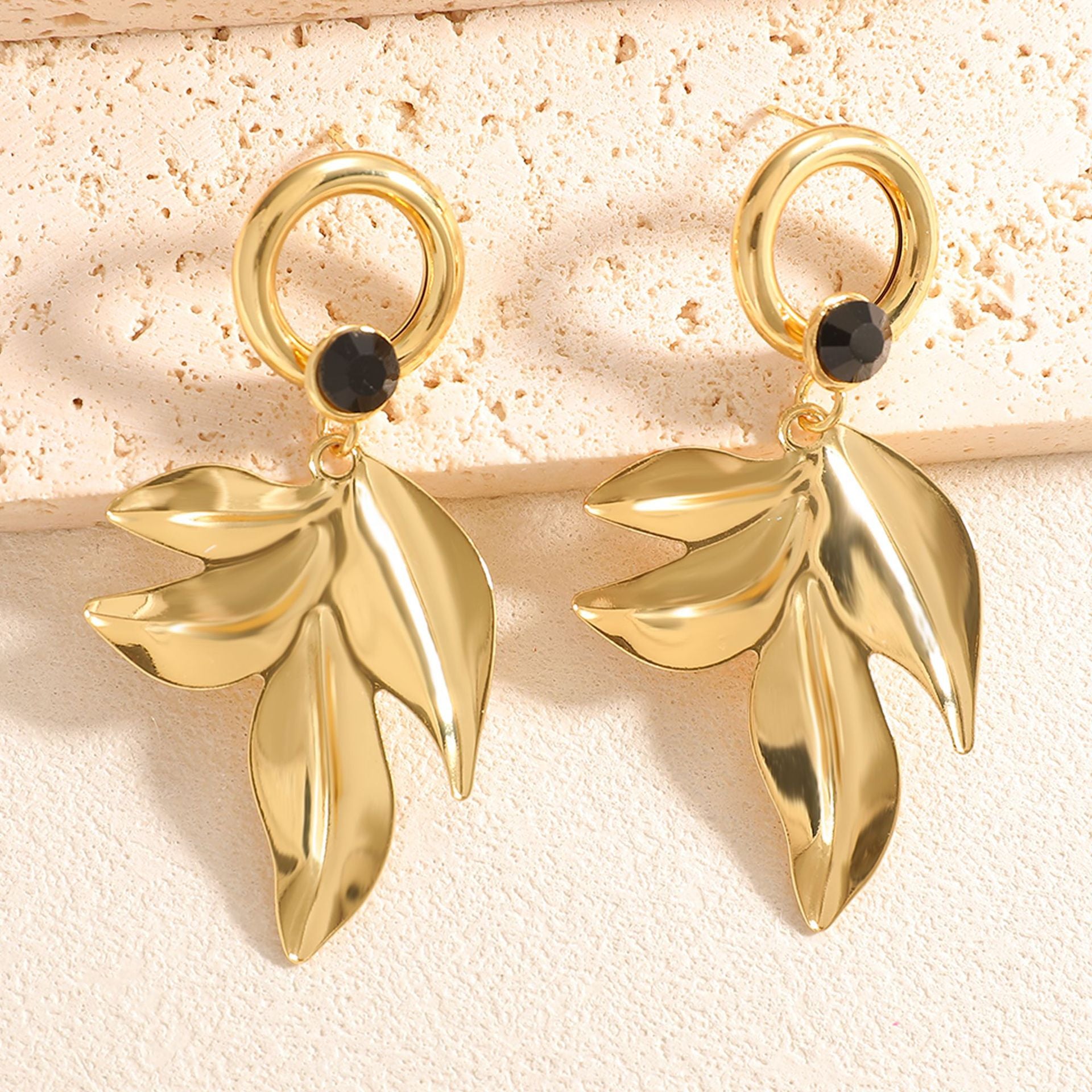 Damen Ohrringe mit kunstvollem Blattdesign Shop Nory