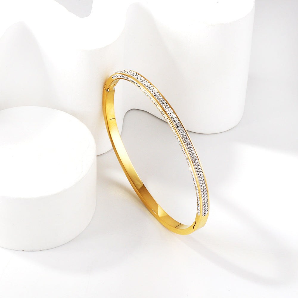 Damen Armreif mit funkelnden Zirkonia-Akzenten und elegantem Goldüberzug Shop Nory