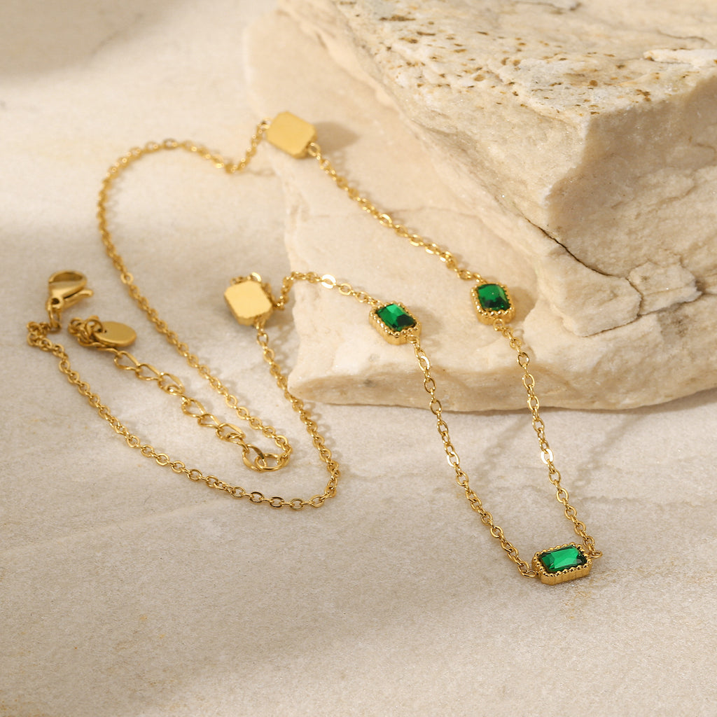 Damen Halskette mit elegantem grünem Steindesign und zarter Goldbeschichtung Shop Nory