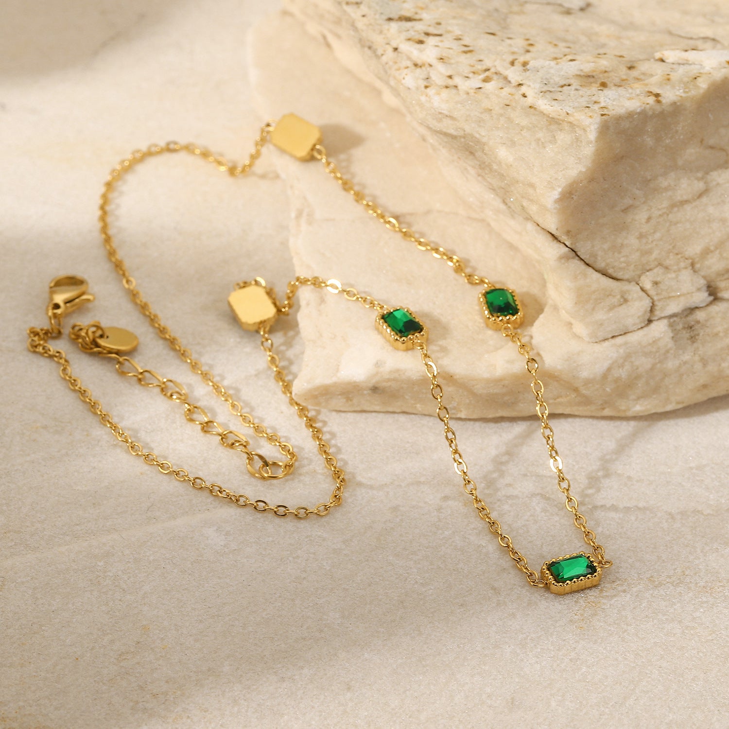 Damen Halskette mit elegantem grünem Steindesign und zarter Goldbeschichtung Shop Nory