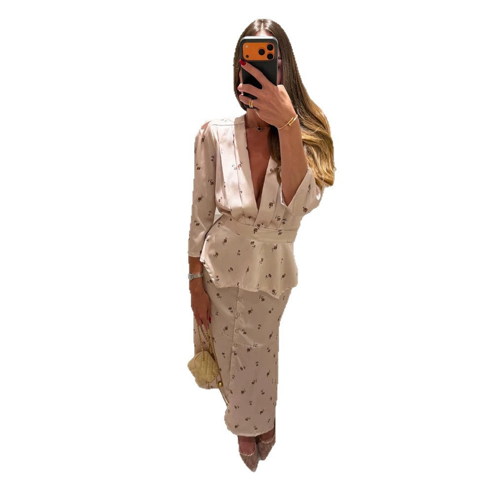 Damen Satin-Zweiteiler mit tailliertem Peplum-Top, tiefem V-Ausschnitt und knöpfbarem Midirock Shop Nory