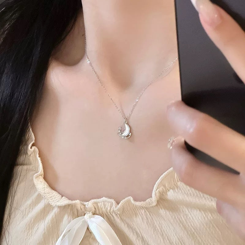 Damen Halskette mit elegantem Mondanhänger und funkelnden Kristallakzenten Shop Nory