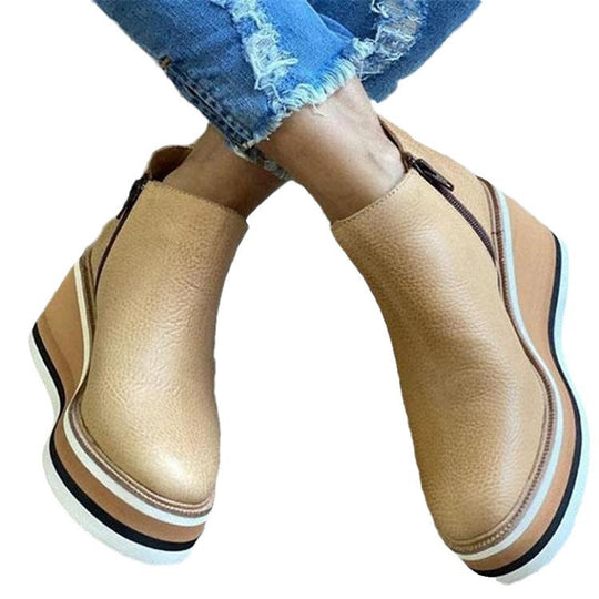 Damen Keilabsatz-Stiefeletten mit Plateau, Slip-On-Design und weichem Lederfinish Shop Nory