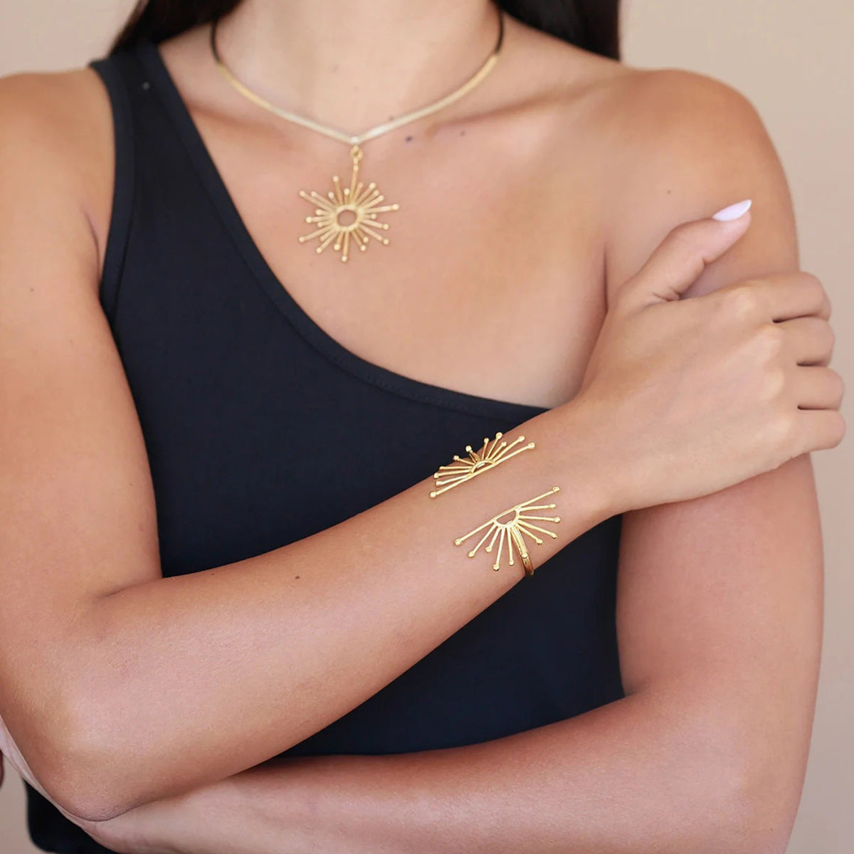 Damen Offenes Armband mit floralen Akzenten und hypoallergener Edelstahlverarbeitung Shop Nory
