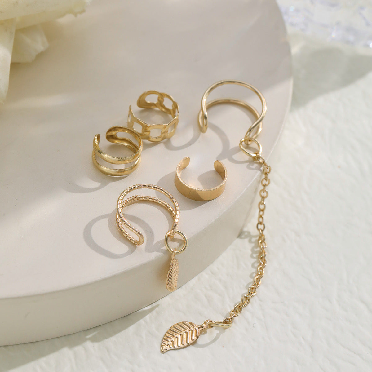 Damen Ohrcuff mit elegantem Blätterdesign und feinen Kettenakzenten Shop Nory
