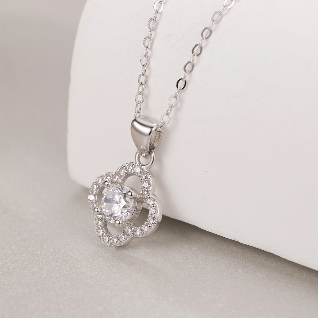 Damen elegante Halskette mit floralem Anhänger und funkelnden Zirkonia Shop Nory