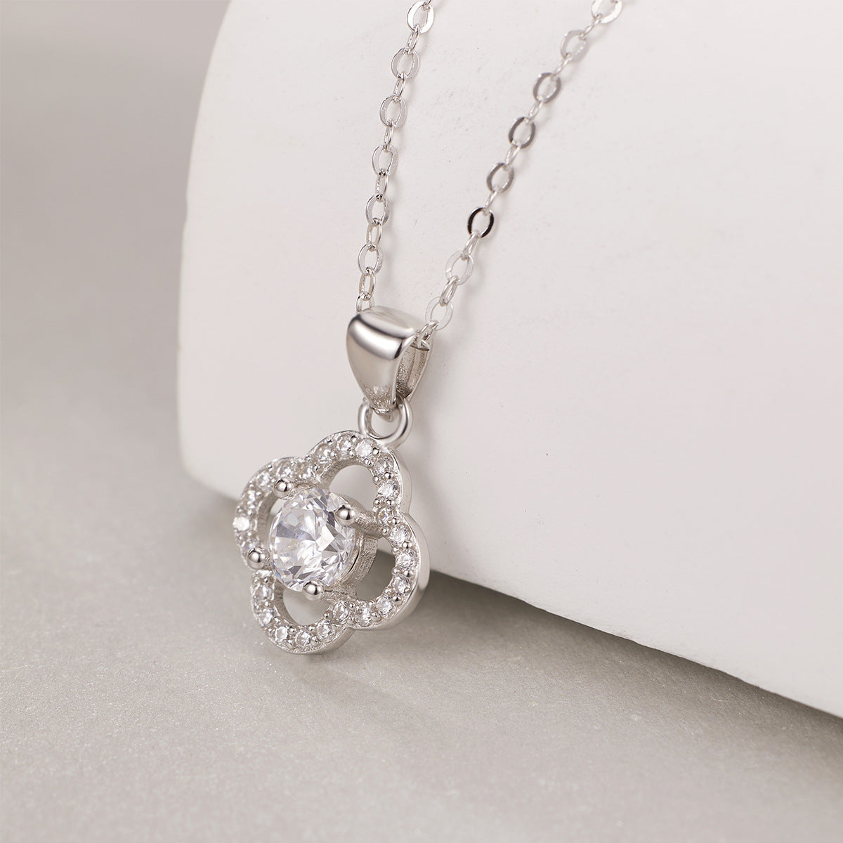 Damen elegante Halskette mit floralem Anhänger und funkelnden Zirkonia Shop Nory