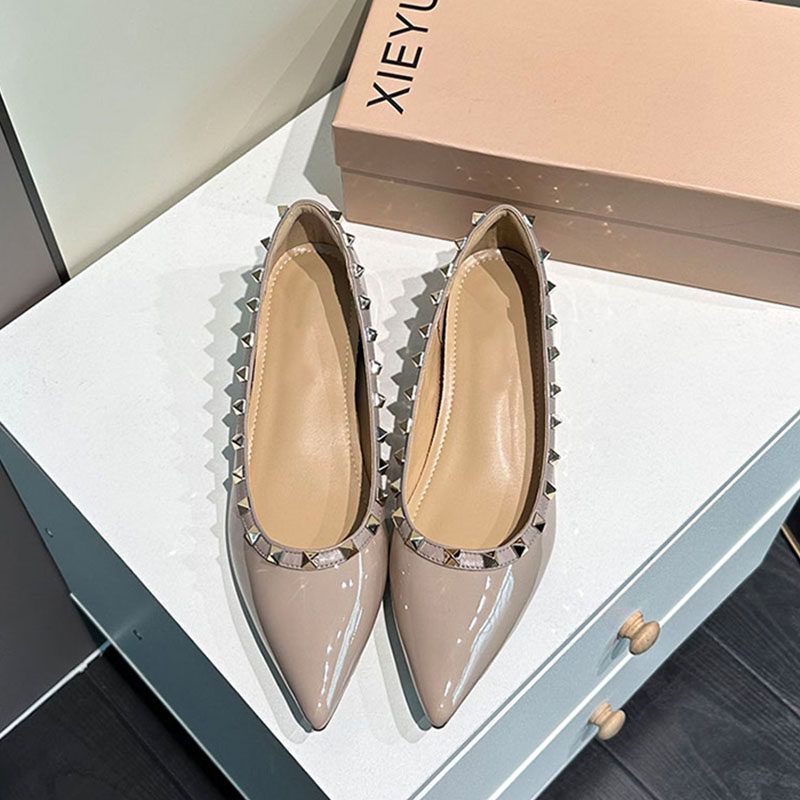 Damen Flache spitz zulaufende Lack-Ballerinas mit gepolstertem Komfortfußbett und Nietenblende Shop Nory