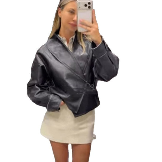 Damen Kurzjacke aus Kunstleder mit seitlicher Schnallen-Taille und voluminösen Raglanärmeln Shop Nory