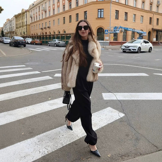 Damen Kurzboxy-Kunstpelzjacke mit voluminösem Schalkragen und Streifenoptik Shop Nory