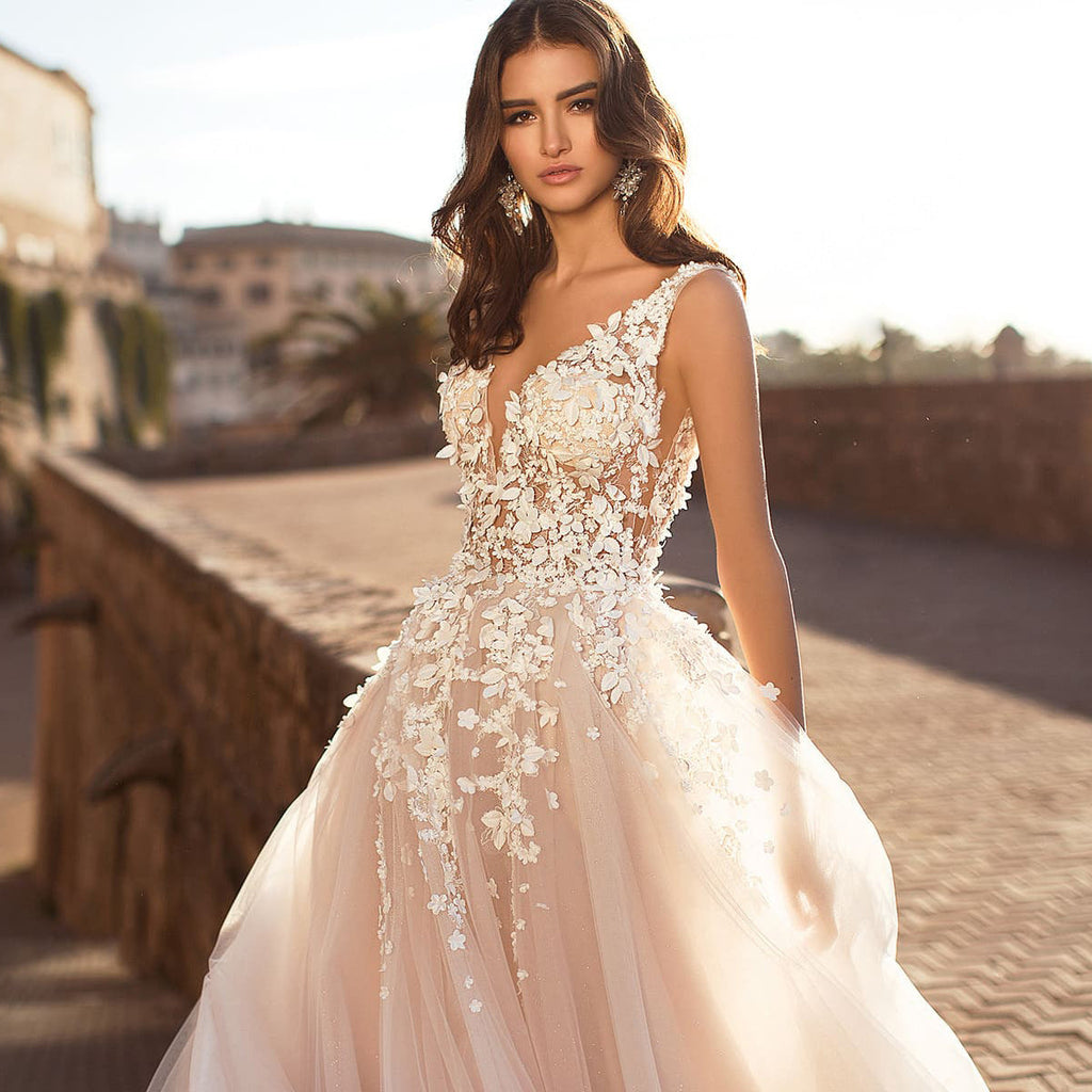 Festliches Damen Hochzeitskleid mit Floralen Applikationen und Schimmerndem Tüll für Hochzeiten