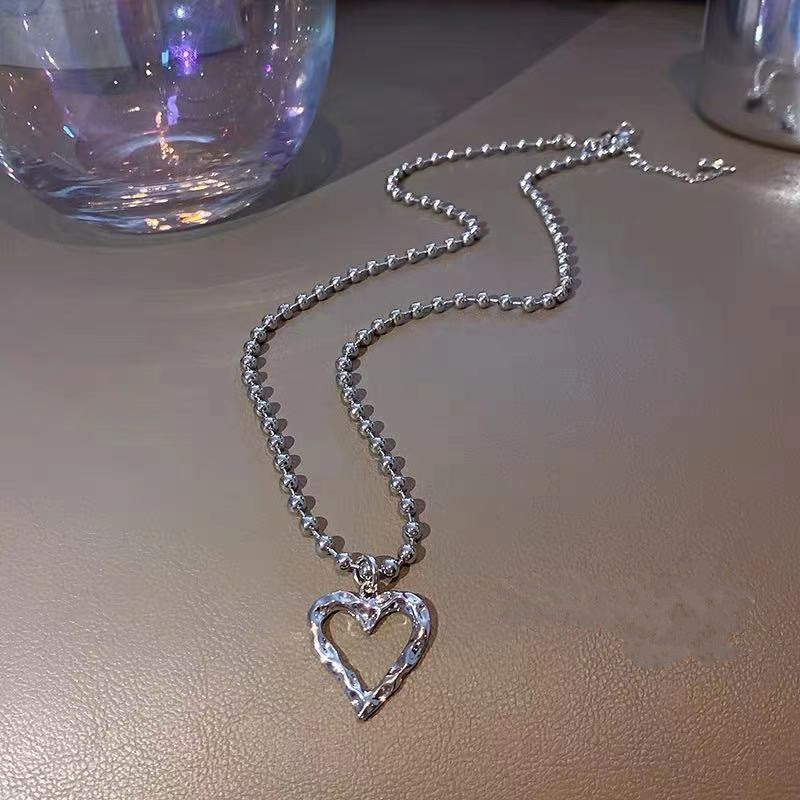 Damen Halskette mit funkelndem Schmetterlingsanhänger und eleganter Kettenstruktur Shop Nory