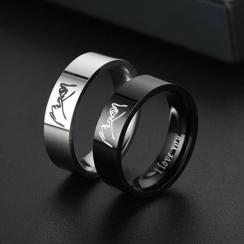 Herren Ring mit eingraviertem Liebessymbol und glänzender Oberflächenstruktur Shop Nory