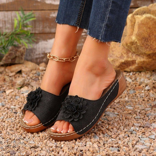 Damen Perforierte Keil-Sandalen als Slip-On mit Blumenapplikation und gepolstertem Fußbett Shop Nory
