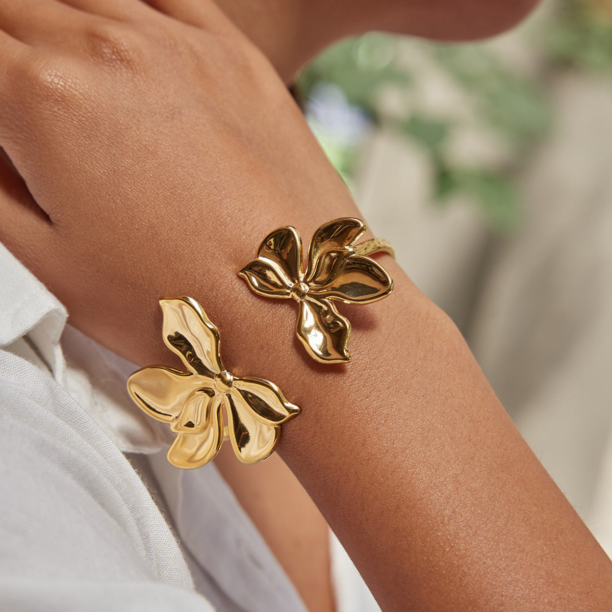 Damen Armreif mit eleganten Blumenmotiven Shop Nory