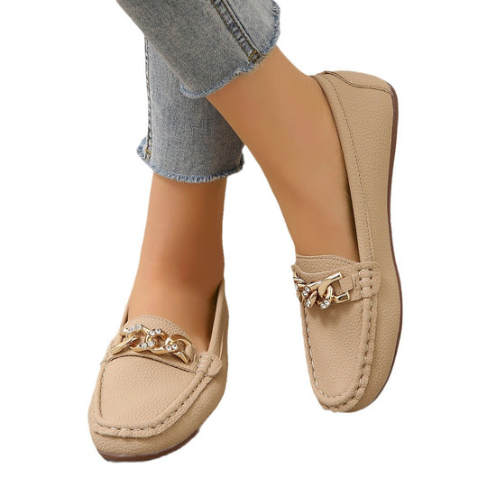 Damen Flexibler Mokassin‑Slipper mit gepolstertem Komfortfußbett und dekorativer Metallkette Shop Nory