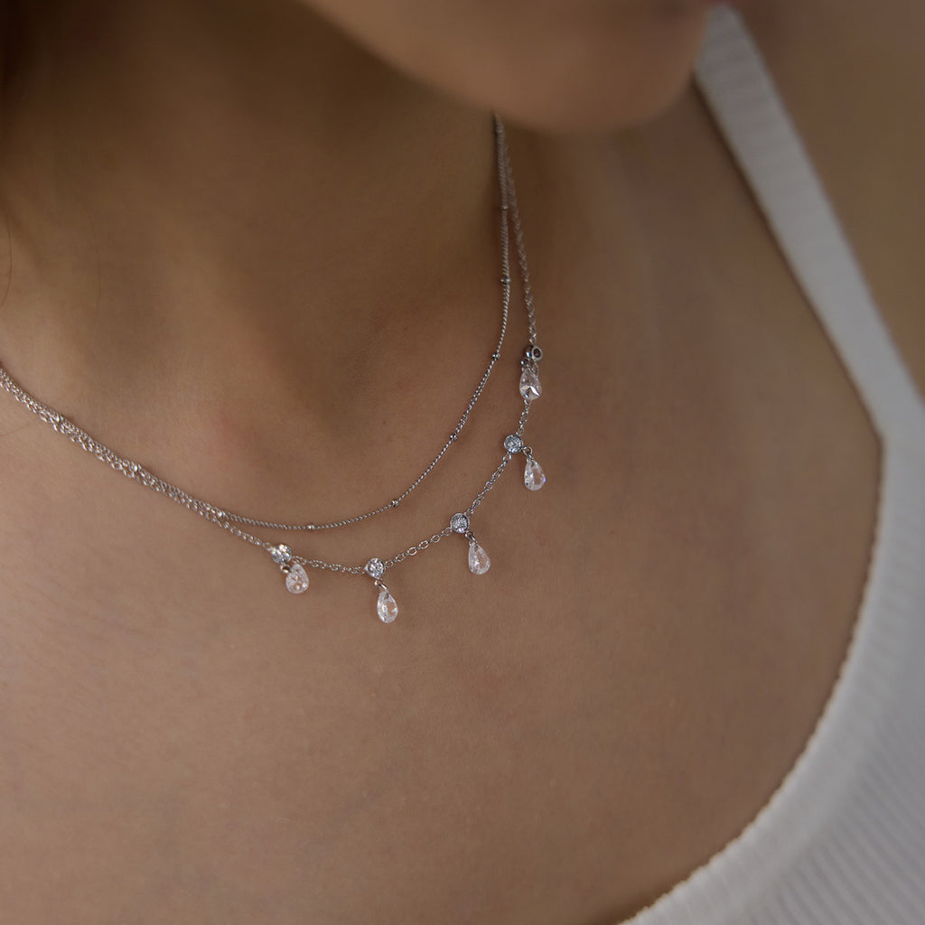 Damen Kette mit funkelnden Tropfenanhängern aus hypoallergenem Edelstahl Shop Nory