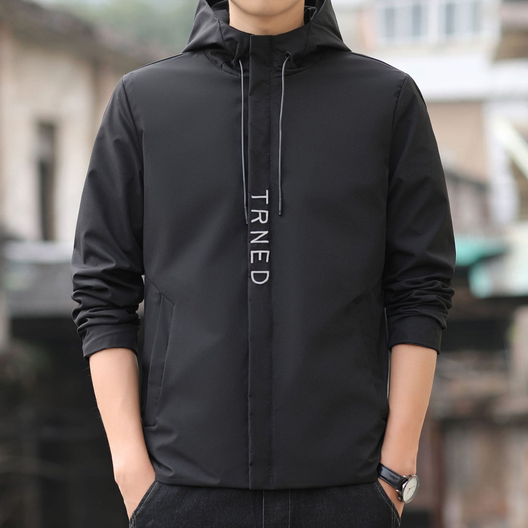 Herren leichte Kapuzen‑Shelljacke mit verdecktem Reißverschluss und minimalistischer Utility‑Optik Shop Nory