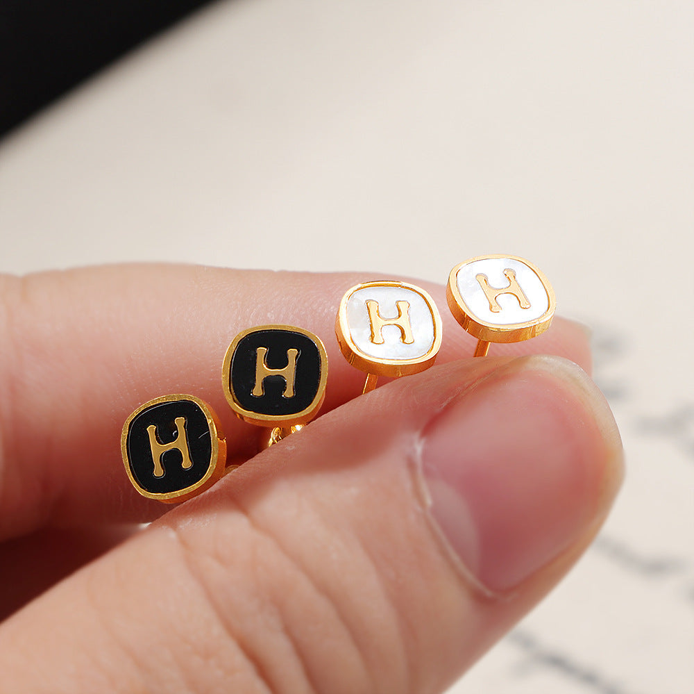 Damen elegante Ohrstecker mit stilvollem Logo-Design Shop Nory