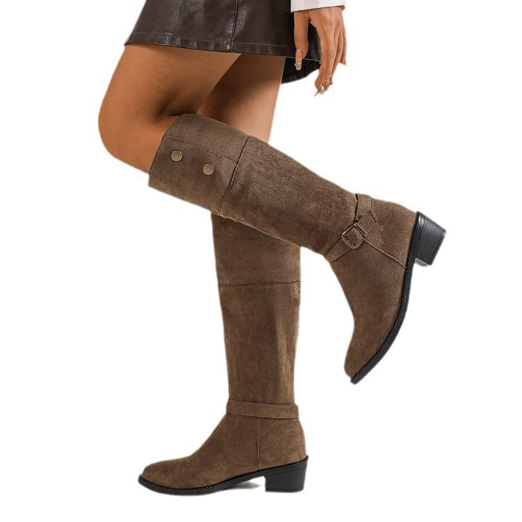 Damen kniehohe Velourslederstiefel mit niedrigem Blockabsatz und Zierriemen Shop Nory
