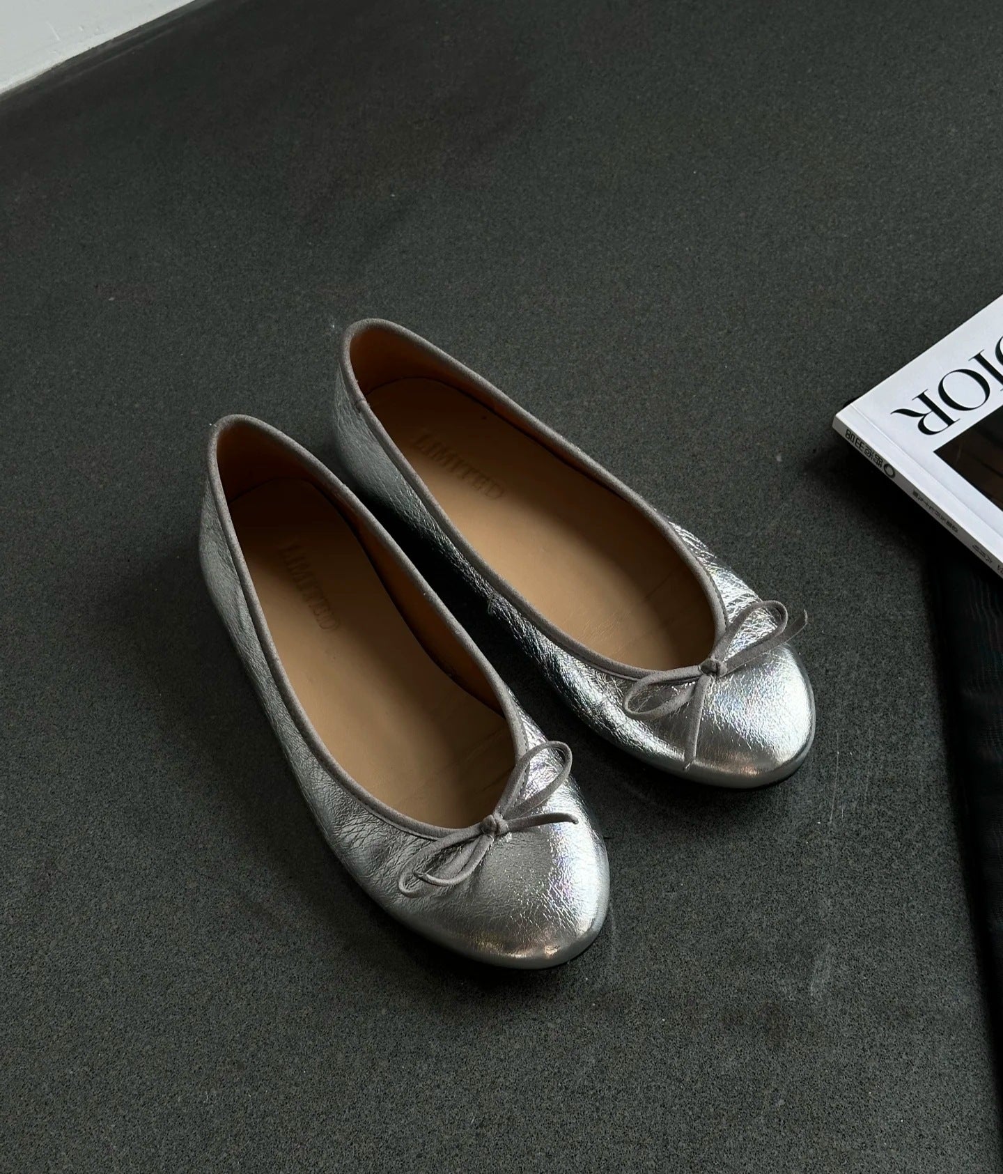 Damen Ballerina-Schuhe mit glänzender Oberfläche und verspieltem Schleifenakzent