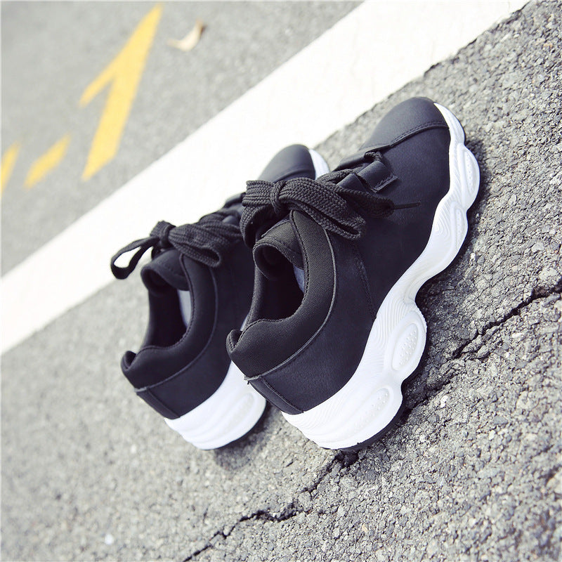 Damen Sportive Keil‑Sneaker aus Mikrofaser mit gepolstertem Schaft und markanter Profilsohle Shop Nory