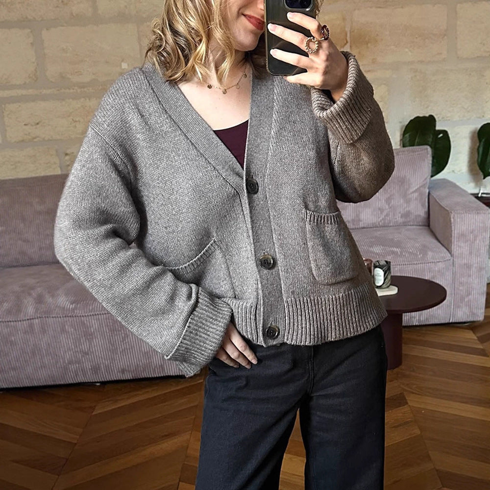 Damen Boxy Strickjacke mit V-Ausschnitt, aufgesetzten Taschen und Hornknöpfen Shop Nory