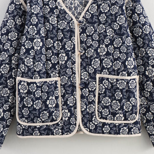 Damen gesteppte Jacke mit floralem Allover, V-Ausschnitt, Kontrastpaspel und aufgesetzten Taschen Shop Nory