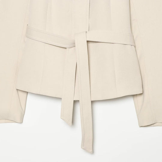 Damen Cropped Jacke im minimalistischen Trenchstil mit breitem Hemdkragen und Bindegürtel Shop Nory