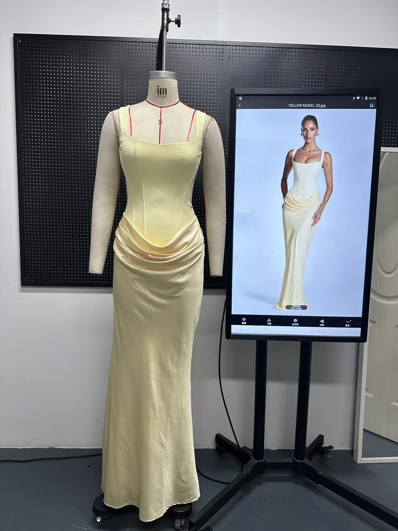 Damen Fließendes Maxi-Kleid mit asymmetrischem Schnitt und raffiniertem Drapé