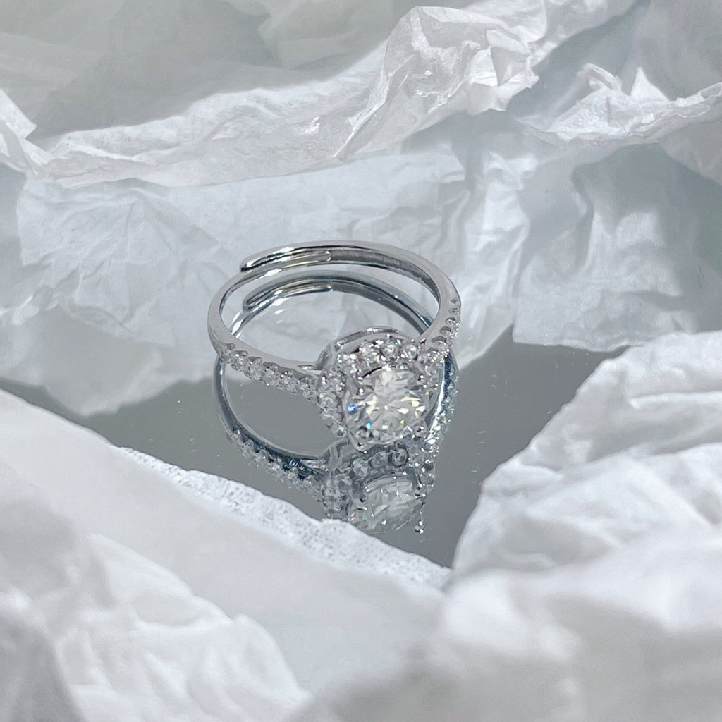 Damen Verlobungsring mit detailliertem Zirkonia-Anhänger und feinem Band Shop Nory
