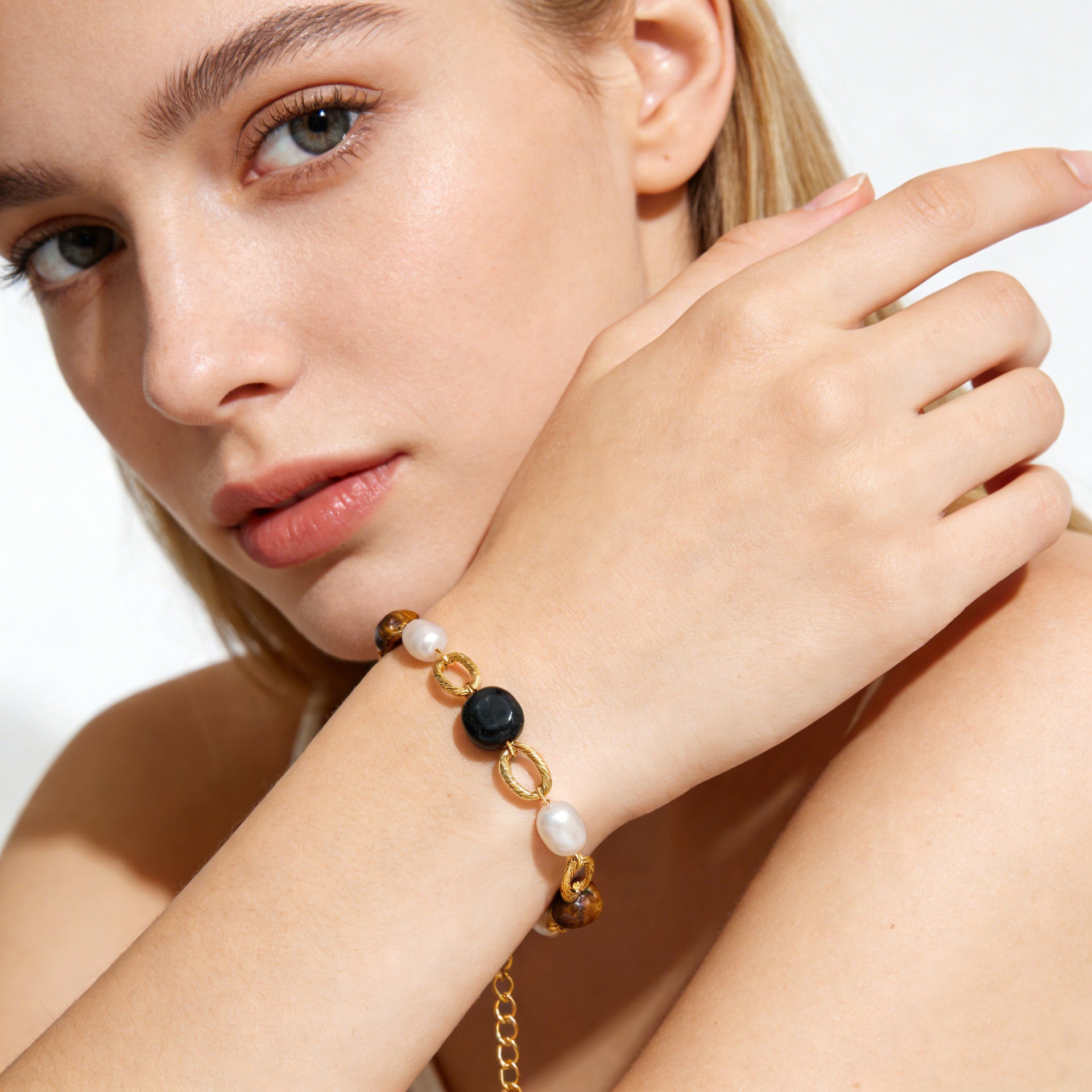 Damen Armband mit natürlichen Steinen und elegantem Kettendesign Shop Nory