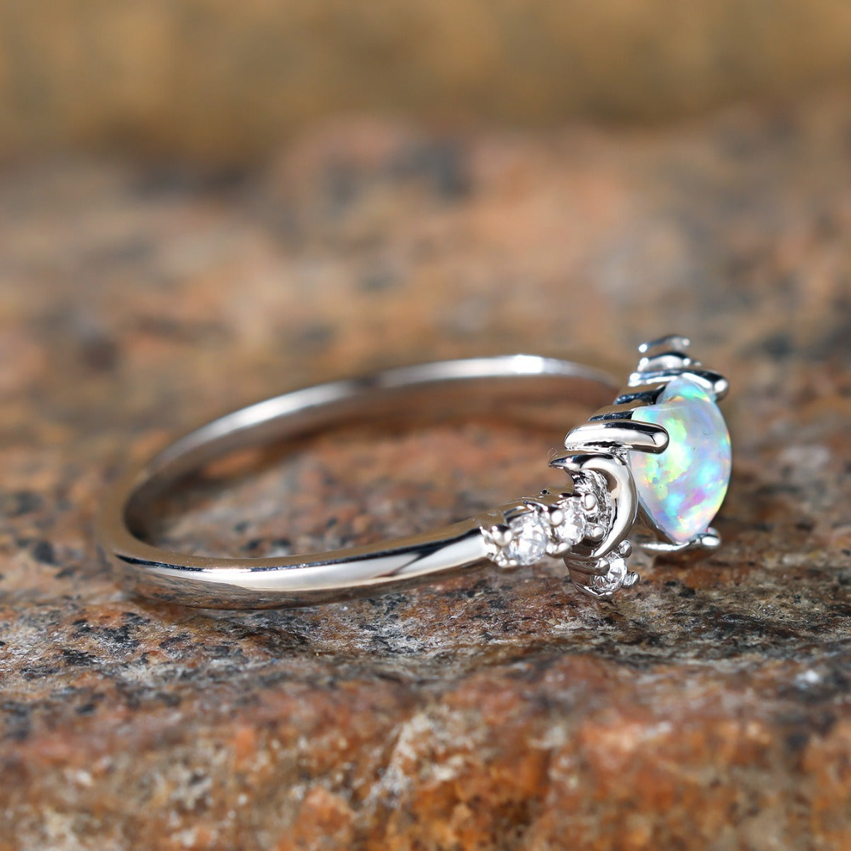 Damen Ring mit filigranem Design und funkelndem Opal und Zirkonia-Elementen Shop Nory
