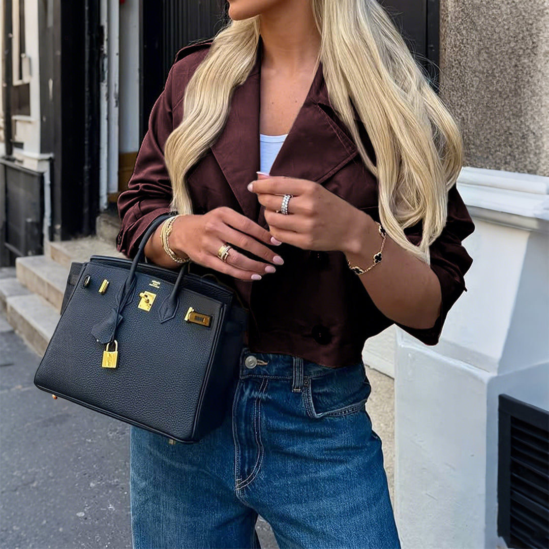 Damen nan kurzer Satin-Trench mit doppelreihiger Knopfleiste, aufgesetzten Pattentaschen und geknöpften Ärmelmanschetten Shop Nory