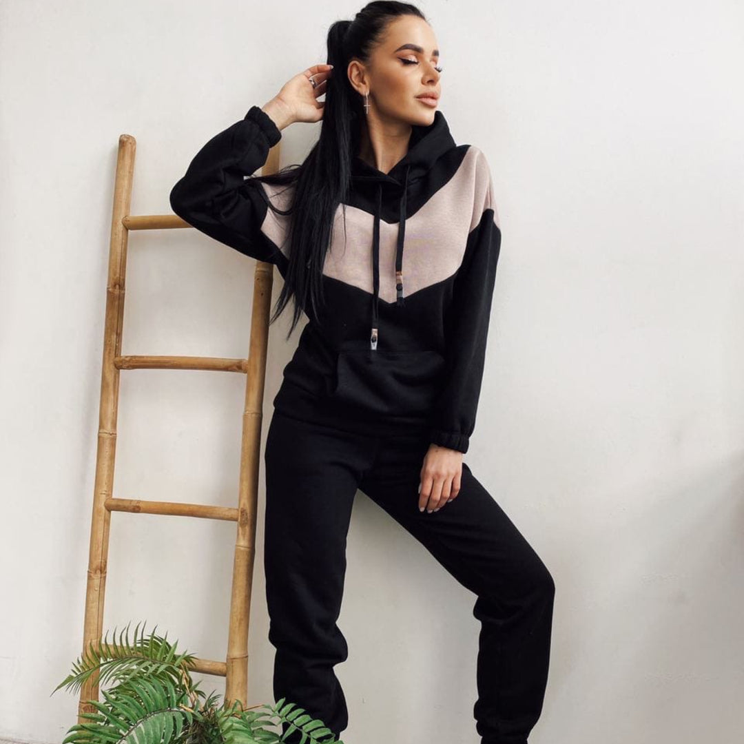 Damen zweiteiliges Loungewear-Set mit Chevron-Kapuzenpullover und taillierter Tapered-Jogginghose Shop Nory