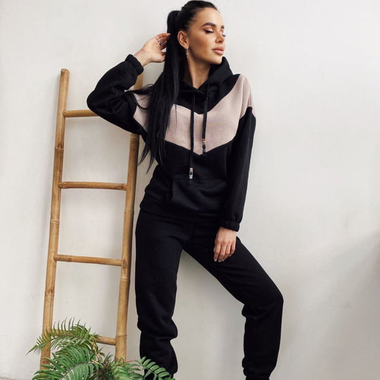 Damen zweiteiliges Loungewear-Set mit Chevron-Kapuzenpullover und taillierter Tapered-Jogginghose Shop Nory