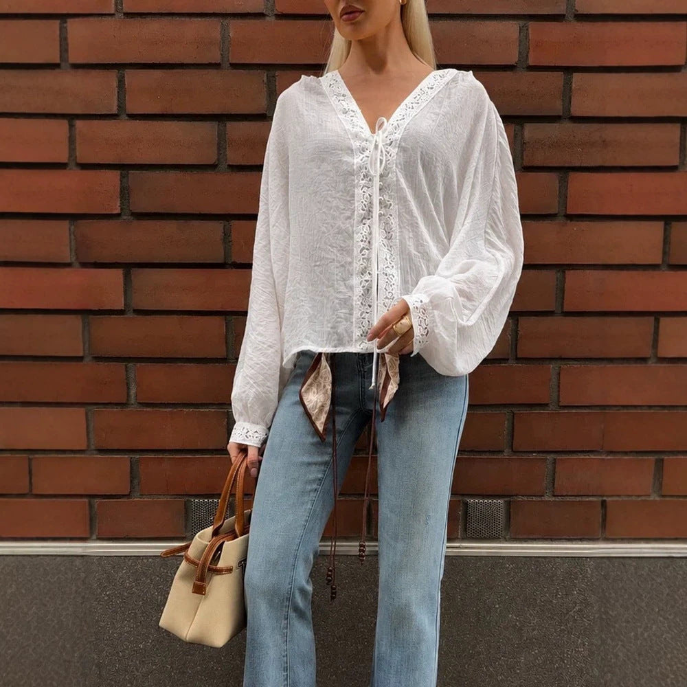 Damen Leichte V-Ausschnitt-Spitzenbluse mit Bindeband, Perlendetail & Volumenärmeln Shop Nory