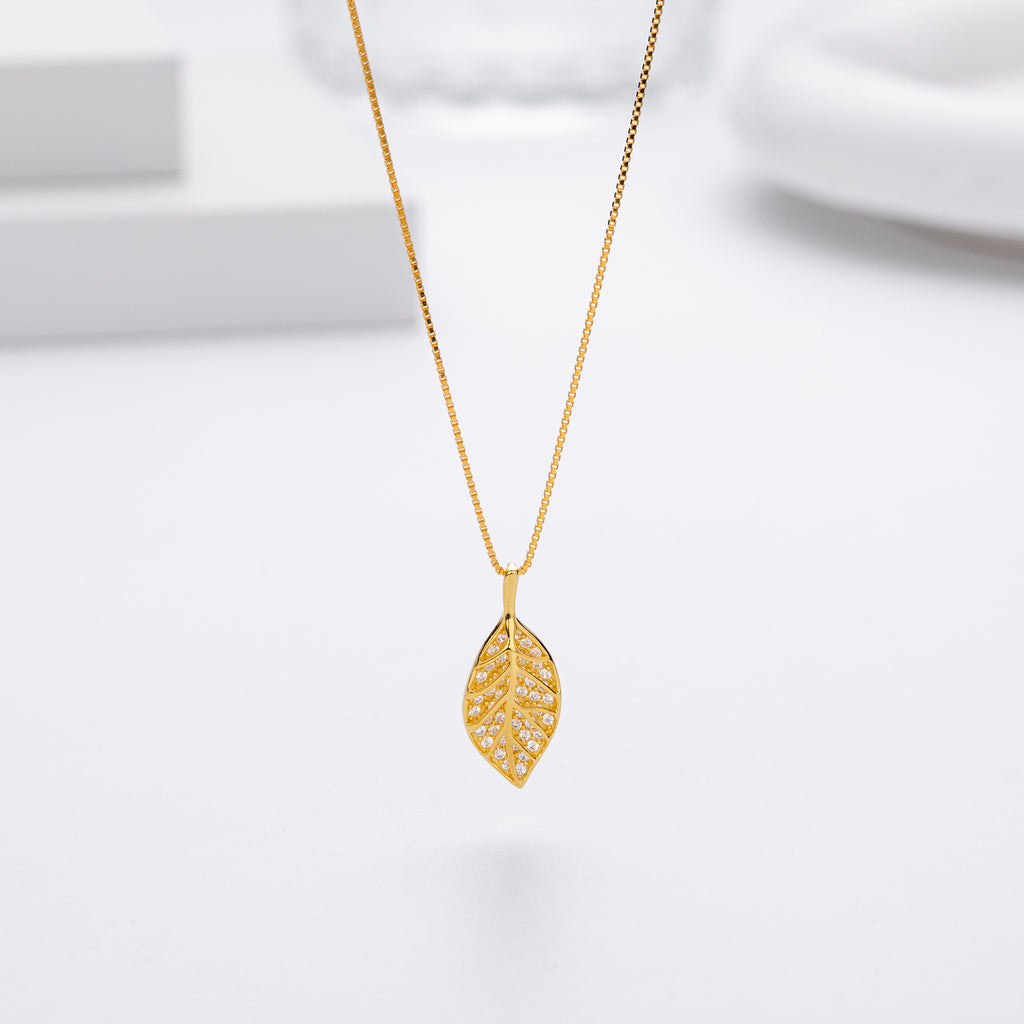 Damen Halskette mit filigranem Blätterdesign und hochwertigem Zirkonbesatz Shop Nory