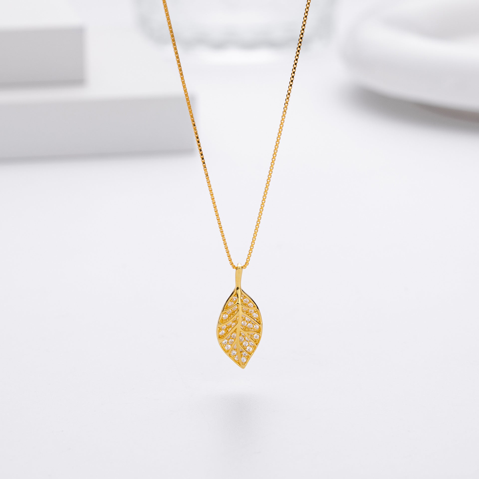 Damen Halskette mit filigranem Blätterdesign und hochwertigem Zirkonbesatz Shop Nory