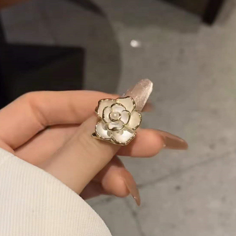 Damen Ring mit kunstvollem Rosenmotiv und funkelndem Akzent Shop Nory