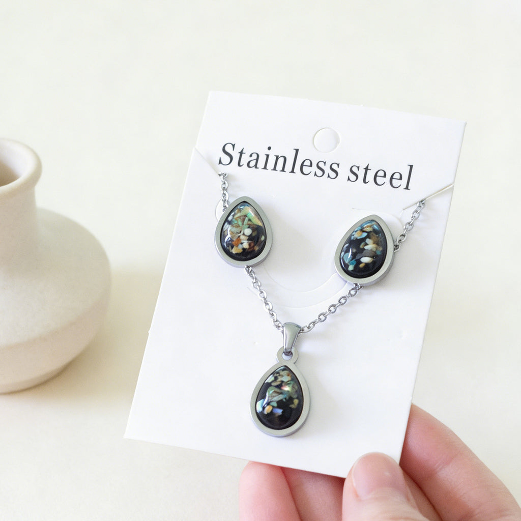 Damen Schmuckset mit tropfenförmigen Anhängern und funkelnden Details Shop Nory