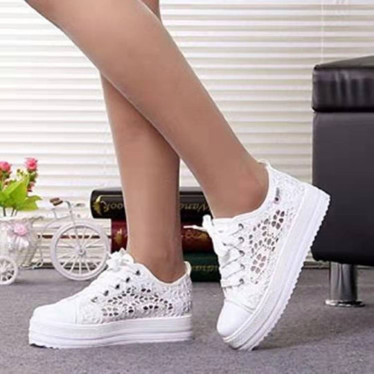 Damen Sneakers mit filigranem Spitzenmuster und rutschfester Sohle