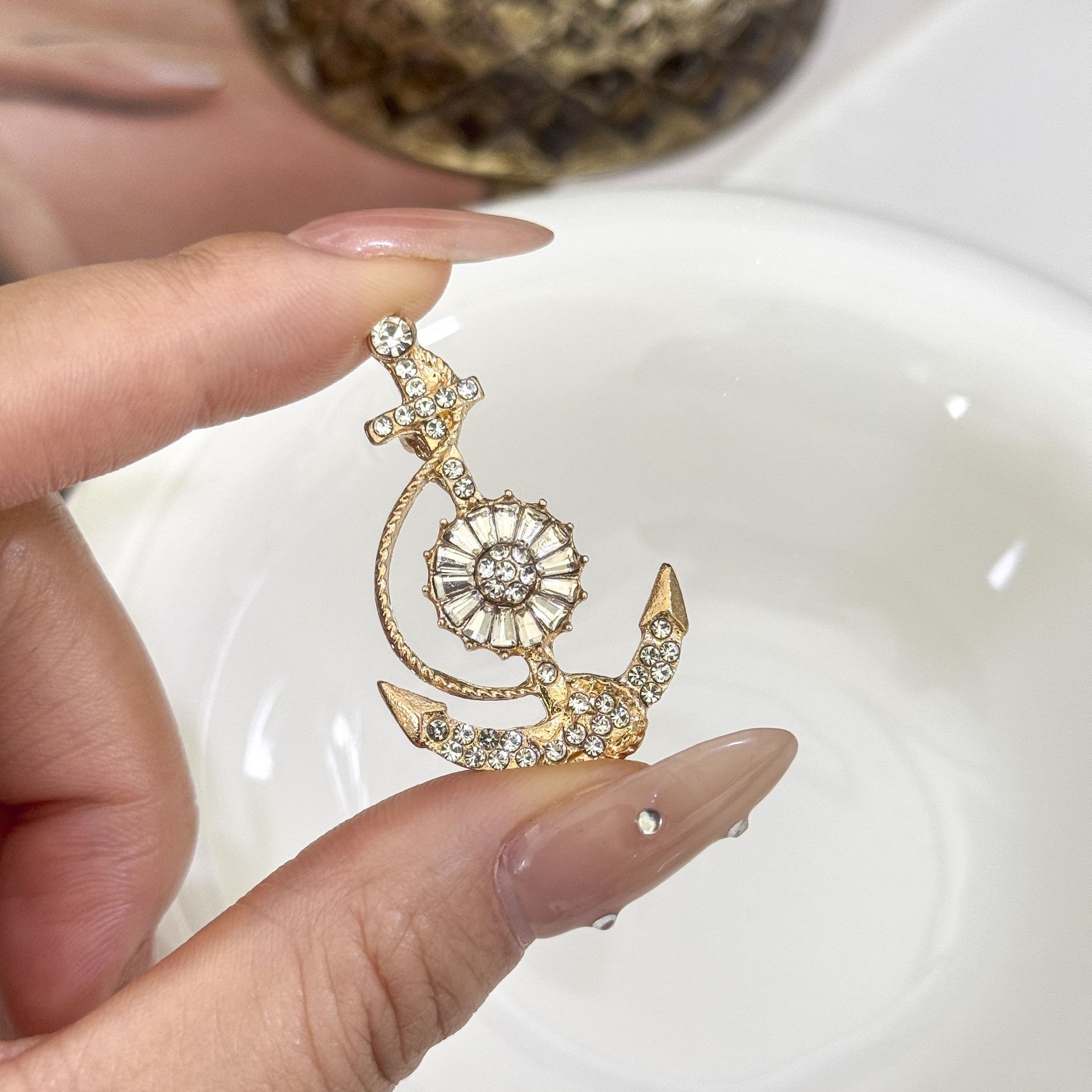 Filigrane Emaillierte Ahornblatt-Brosche mit Zirkonia