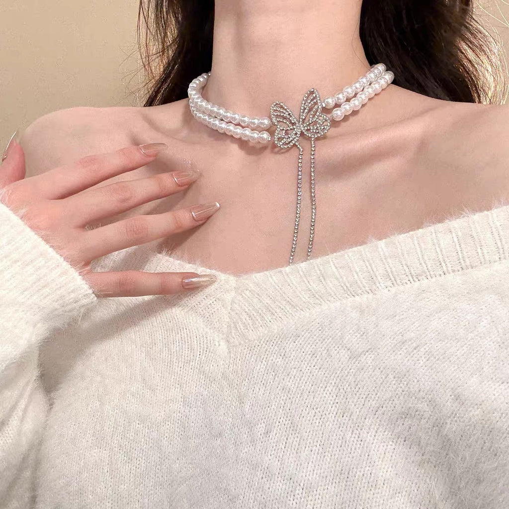 Damen Halskette mit funkelndem Schmetterlingsanhänger und edlen Perlen Shop Nory