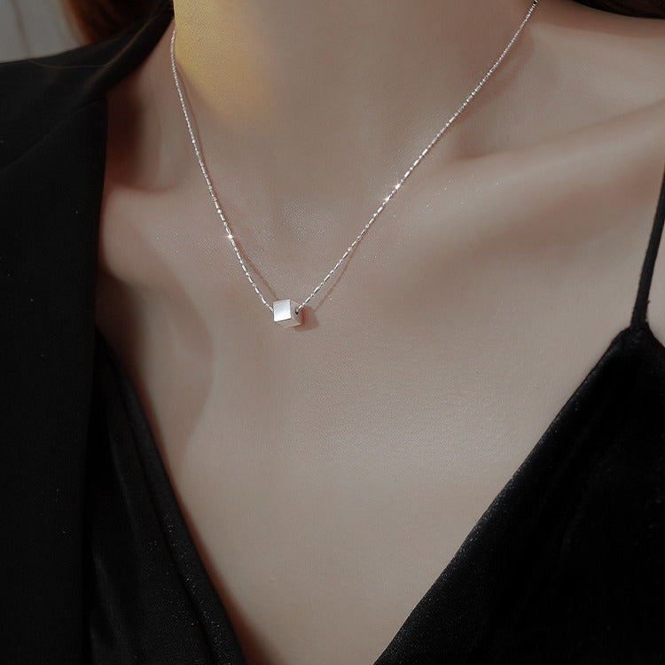Damen Halskette mit modernem, geometrischem Würfelanhänger Shop Nory