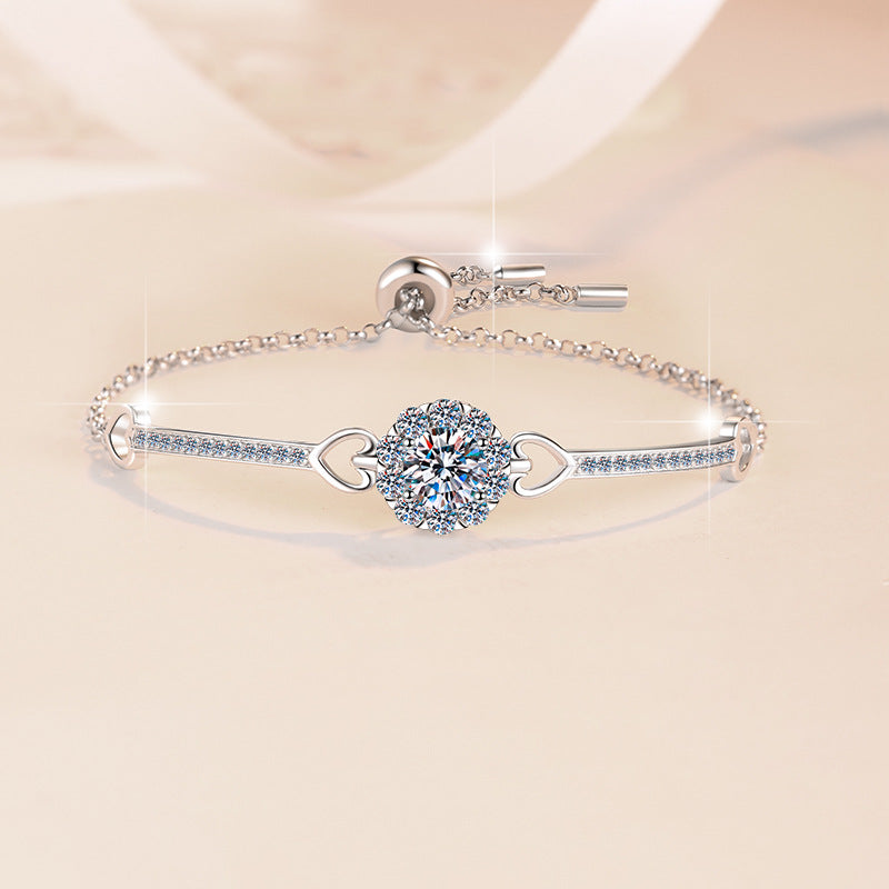 Damenarmband mit herzförmigen Elementen und funkelndem Kristall Shop Nory