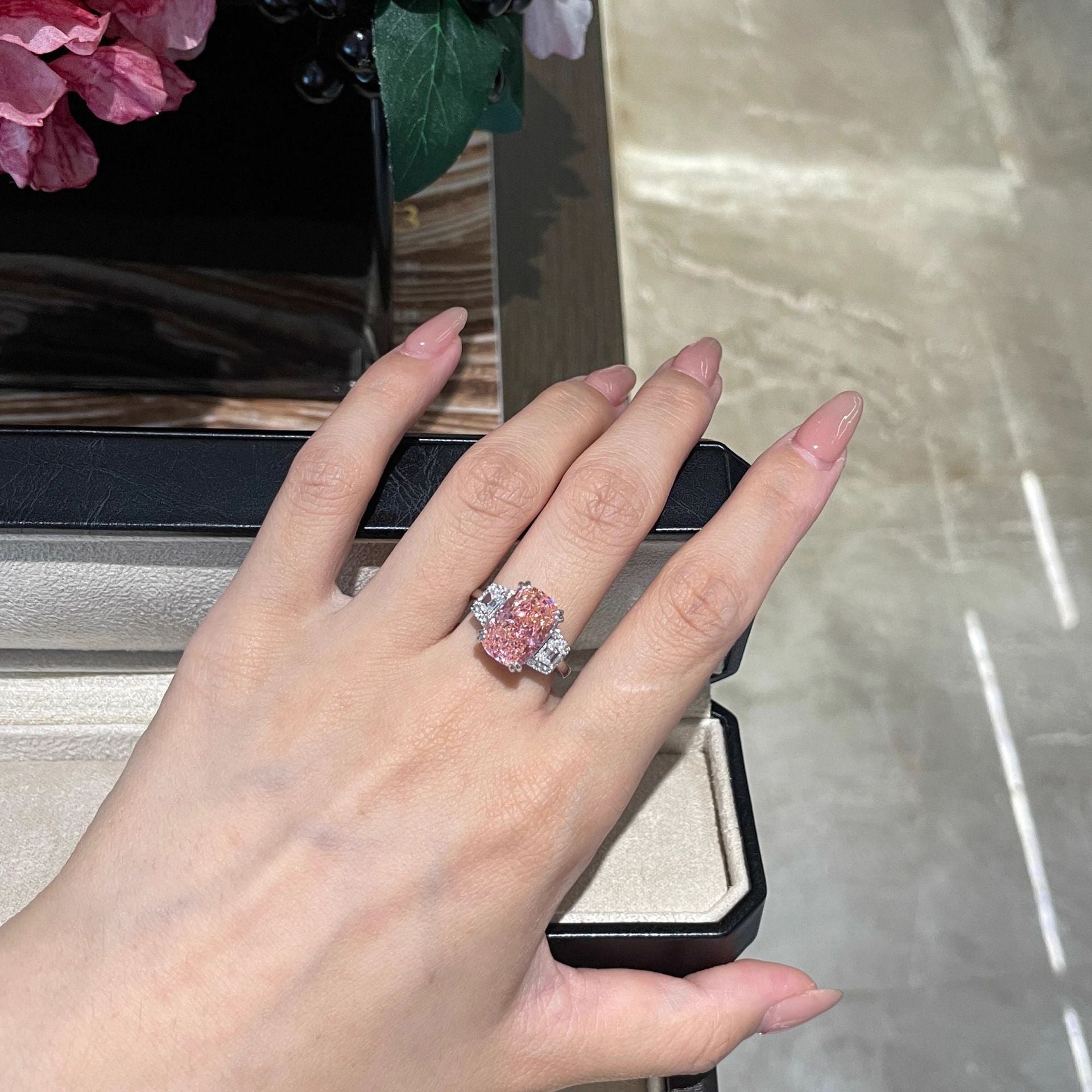 Damenring mit facettiertem, strahlendem Edelstein und filigranem Zirkonia-Besatz Shop Nory