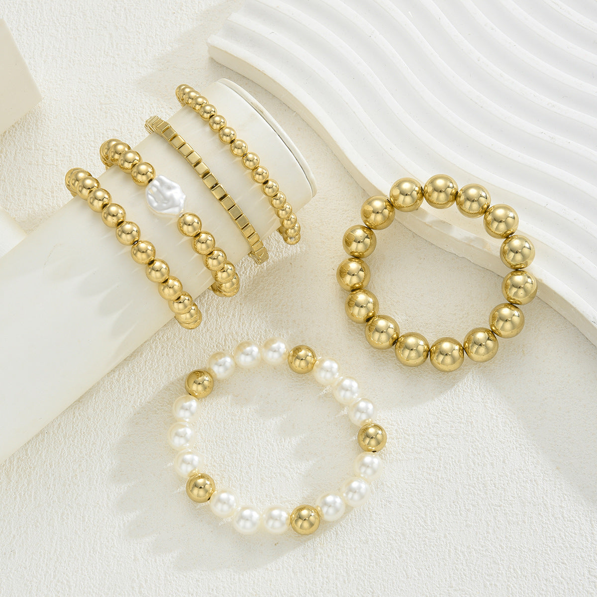 Damen Armreif-Set mit eleganten, glänzenden Kugeln und Perlen Shop Nory